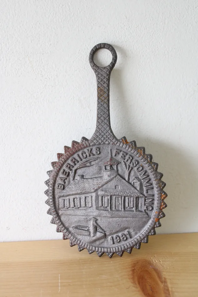 Earrings Jubilee Thrift Baerricks Fersommling 1981 Cast Iron Trivet