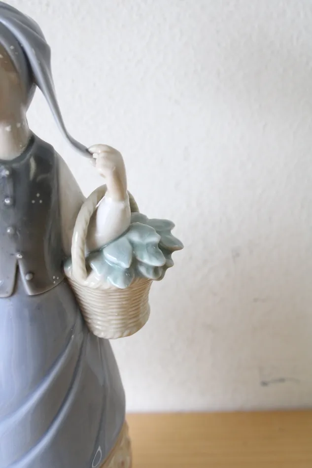 Llarddo Necklaces Lladro Porcelain Woman With Scarf Basket Figurine