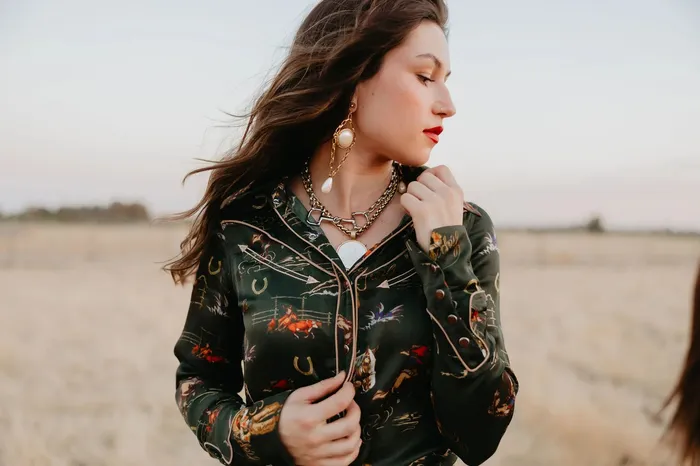 RODEO QUINCY Earrings HAPPY TRAILS BUTTON UP